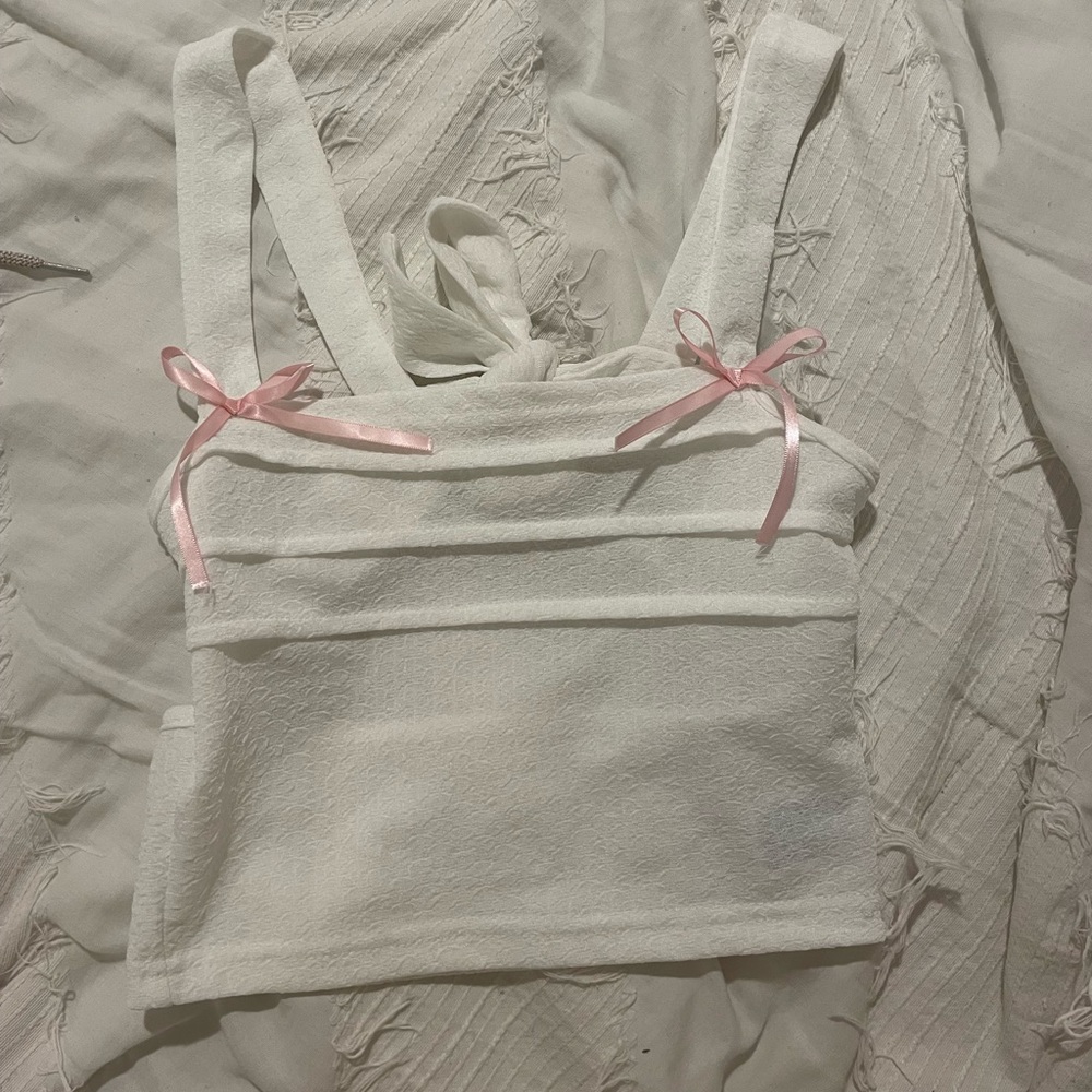 White cropped tank with pink bows